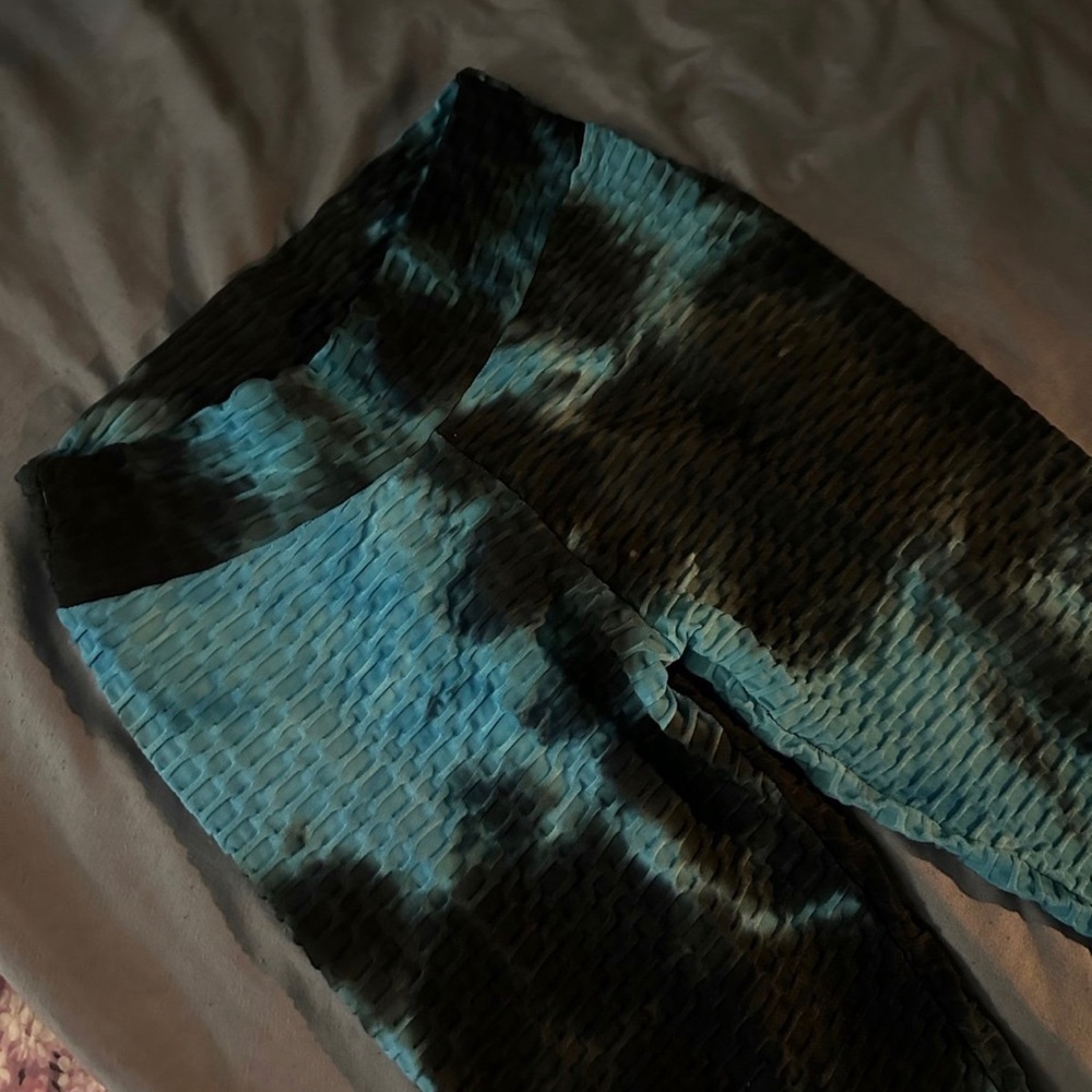 TYE DYE BLACK AND BLUE LEGGINGS SIZE MEDIUM FITS LIKE LARGE **USED**